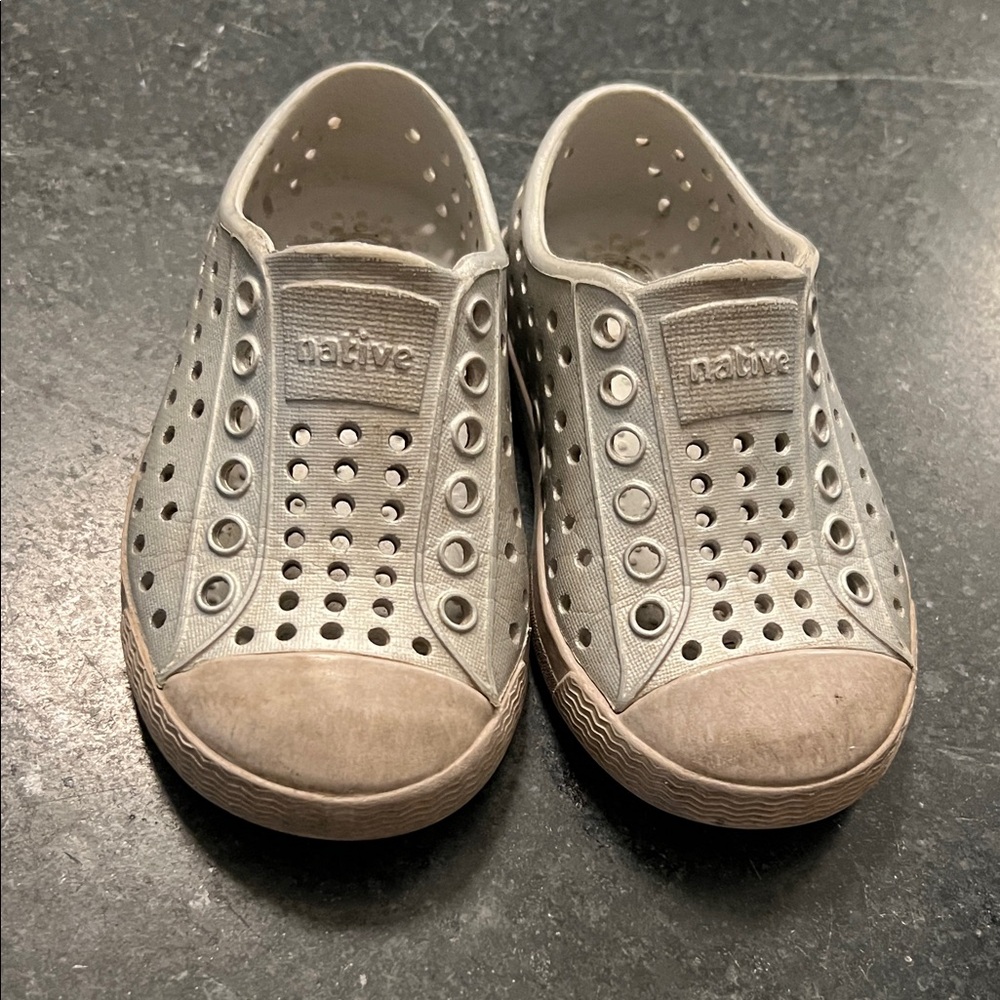 Native Kids Water Shoes in Light Gray